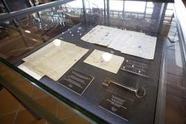 Vetrina espositiva a tavolo linea ARGURION  "telaio in alluminio".cm 90x90x100h.