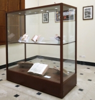 Vetrina espositiva ad isola linea ARGURION "telaio in alluminio"cm 80x180x200h.